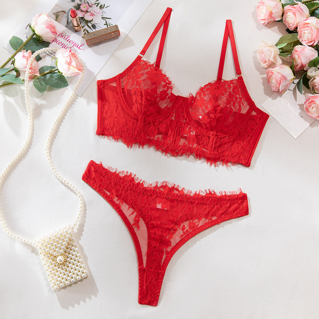 Ensemble deux pièces : soutien-gorge, culotte et string en dentelle unie.