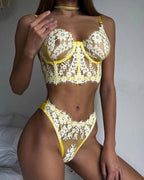 Ensemble deux pièces : soutien-gorge, culotte et string en dentelle unie.