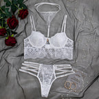 Ensemble de lingerie sexy 3 pièces comprenant un string et un porte-jarretelles en dentelle, sculptant le corps.